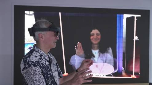 O2-Innovationsmanager Karsten Erlebach spricht via VR-Brille mit seiner Kollegin, die er in der Brille plastisch als Hologramm sieht.