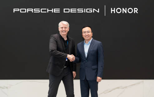 Stefan Buescher, Vorsitzender der Geschäftsführung der Porsche Lifestyle GmbH & Co. KG (li.) und George Zhao, CEO von Honor