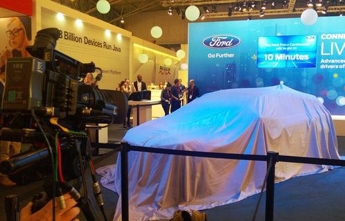 Premiere für den neuen Ford Focus: Der Autohersteller nutzt den Mobile World Congress, um das aktuelle Modell des Kompaktwagens vorzustellen. Die Kamerateams warten gespannt...