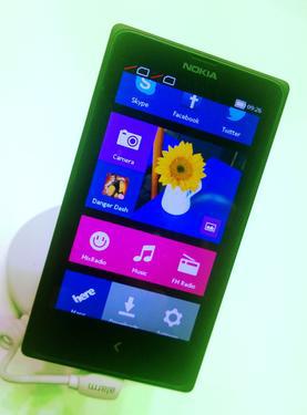Nokia stellte seine ersten Android-Smartphones unter der neuen Serienbezeichnung "Nokia X" vor. Die Geräte sehen mit ihrem Kacheldesign ein wenig aus wie Windows-Phone-Handys. Apps vom Google Play Store können nicht genutzt werden.