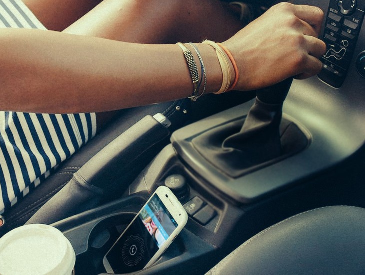 Das Moto X kann vollständig über Sprachbefehle gesteuert werden, was etwa während Autofahrten sinnvoll ist.