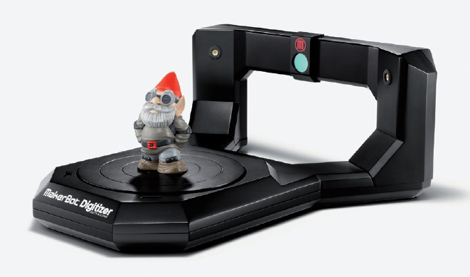 3D-Scanner: Das Objekt wird auf einem Drehteller von zwei Laserstrahlen abgetastet, eine Kamera erfasst die Daten.