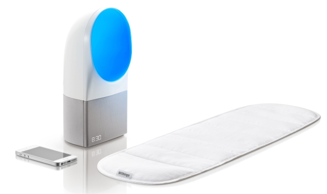 Withings Aura - Diese Licht- und Klangsystem überwacht Ihren Schlafrhythmus und soll für das perfekte Schlafklima sorgen. Das System besteht aus einem Matratzen-Sensor und einem damit vernetzten Gerät mit Lampe, Lautsprecher und Wecker.