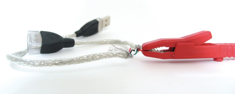 Präpariertes USB-Kabel: Die rote Ader führt den Strom. Diese Ader verwenden Sie, um den Stromverbrauch zu messen.