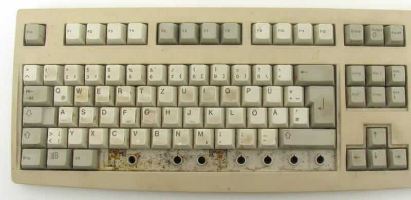 Bakterienschleuder: Der Schmutz, der sich in einer Tastatur sammelt, ist ein Nährboden für allerlei Bakterien und Keime (Bild 3).