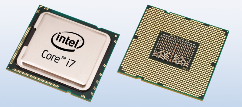 Intel Core i7: Vorderseite und Rückseite eines i7-Prozessors mit vier Prozessorkernen. Der Die wird von einer Metallplatte geschützt (Bild 3).