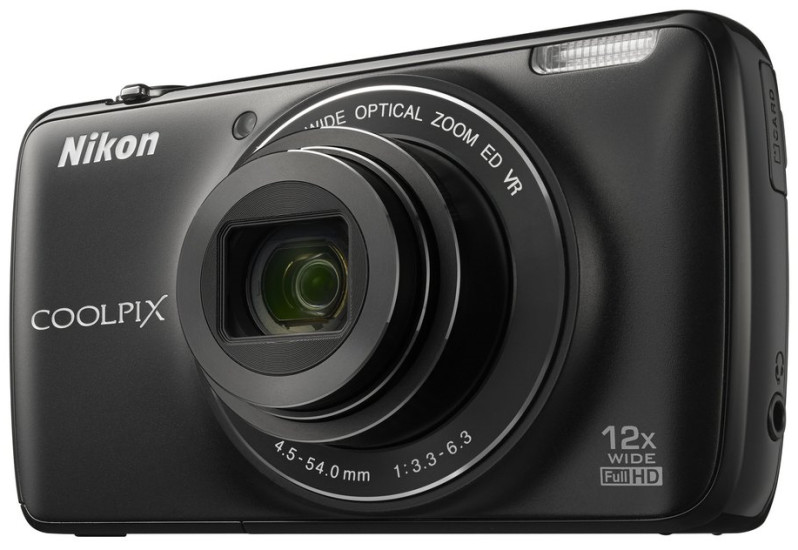 Nikon Coolpix S810c: Die Kompaktkamera mit 12-fach-Zoom kommt mit Android 4.2.2, 1 GByte Arbeitsspeicher und 4 GByte Datenspeicher.