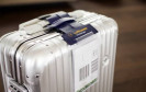 Lufthansa-Kunden können sich Ihre Gepäckanhänger ab sofort selbst zu Hause ausdrucken. Der Ausdruck mit einem QR-Code wird in eine spezielle Hülle gesteckt, die über einen RFID-Chip verfügt.