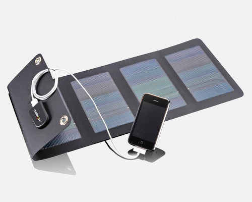 Me2solar Aurora 4: Das Solarpanel mit USB-Buchse lädt Smarthones unter optimalen Bedingungen in ein bis drei Stunden.