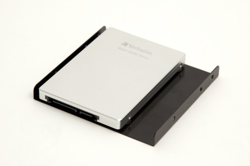 Einbaurahmen: Damit bauen Sie 2,5 Zoll große SSDs in normale Festplattenkäfige ein (Bild 3).