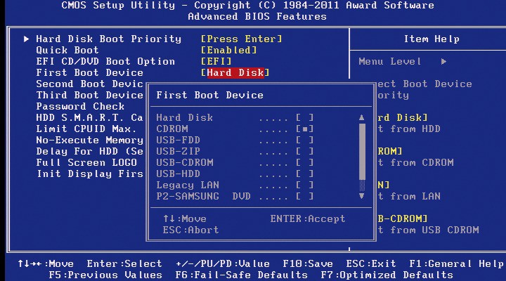 Boot-Reihenfolge: Wenn Ihr Mainboard kein Boot-Menü besitzt, stellen Sie im BIOS das CD-/DVD-Laufwerk als erstes Boot-Laufwerk ein, etwa indem Sie den Eintrag „CDROM“ aktivieren.