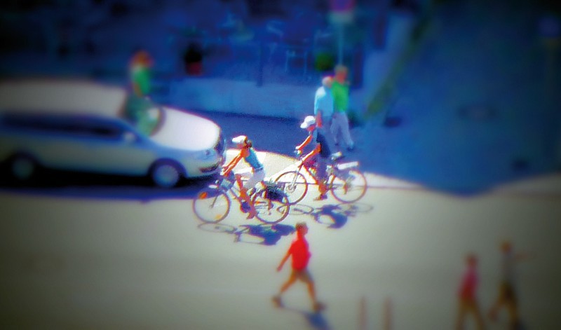 Miniaturlandschaften: In diesem Tilt-Shift-Beispiel breitet sich der unscharfe Bereich kreisförmig um die Radfahrer aus (Bild 2).