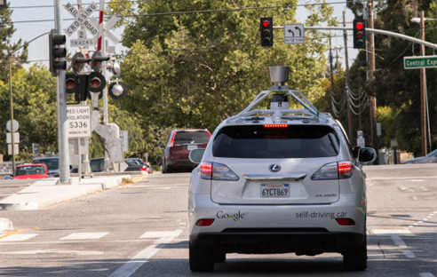 Google testet ein Auto, das automatisch fährt. Als echte Herausforderung erweist sich dabei vor allem der dichte Straßenverkehr in den Städten.