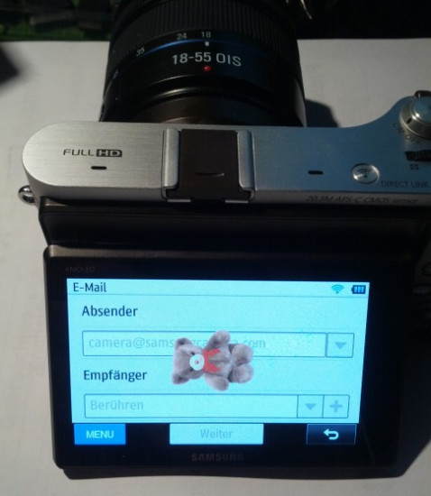 Mehrere Sicherheitslücken: Samsung hat in seine Digitalkamera NX300 einige Sicherheitslecks eingebaut. Damit lassen sich solche lustigen Dinge anstellen – aber auch Schadcode ausführen und Bilder klauen.