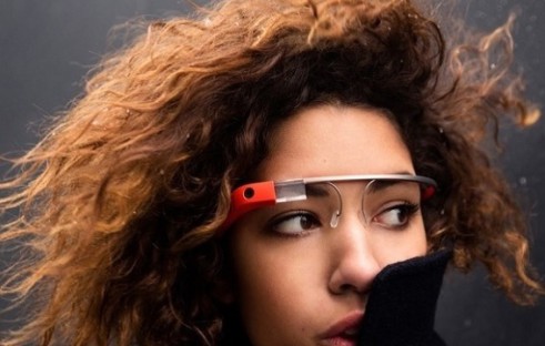 Mit zwei Koffern in den Händen immer noch virtuell aktiv - kann man sich so die Integration von Travel-Apps bei Google Glass vorstellen? TripIt, Foursquare und OpenTable kommen auf die Datenbrille.