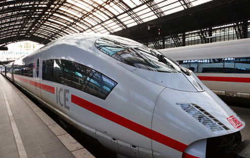 Die Deutsche Bahn verbessert ihr Internetangebot: Bis Ende des Jahres sollen die kostenpflichtigen WLAN-Hotspots in fast allen ICE-Zügen zur Verfügung stehen.