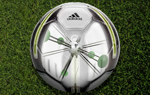 Adidas präsentiert einen smarten Fußball mit integrierten Sensoren, der Technik, Schusskraft, Spin und Treffsicherheit von Fußballern durch ein automatisches Coaching-System optimieren soll.