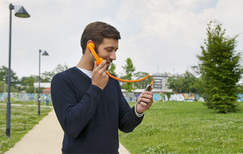 Schluss mit Telefonieren mit Knopf im Ohr als führe man Selbstgespräche – der Freisprechkopfhörer Hi-Ring zeigt deutlich, dass Sie gerade im Gespräch sind.