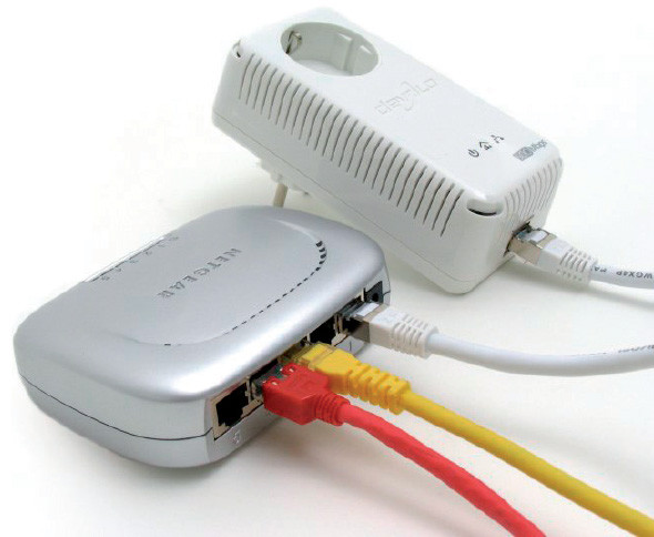 Netzwerk-Anschlüsse: Ein 5-Port-Switch ermöglicht es, vier Geräte mit dem Power-LAN-Netzwerk zu verbinden.
