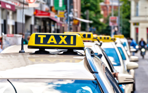 Der Widerstand gegen Mitfahr-Apps wächst weiter: Nach den Taxifahrern fordern nun auch Landespolitiker, gegen Services wie Wundercar oder Uber vorzugehen.