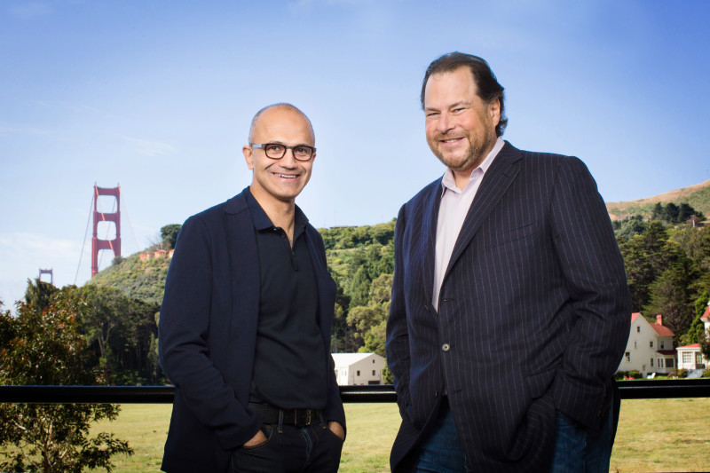 Partnerschaft - Der neue CEO von Microsoft, Satya Nadella (links), und Marc Benioff, Chef von Salesforce, wollen gemeinsam neue Software entwickeln, um die CRM-Lösungen von Salesforce mit Office und Windows von Microsoft zu verbinden.