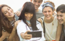 Sony möchte gerne vom "Selfie-Trend" in den sozialen Netzwerken profitieren und bringt mit dem Xperia C3 ein Smartphone mit einer pixelstarken Frontkamera und eigenem Fotolicht.