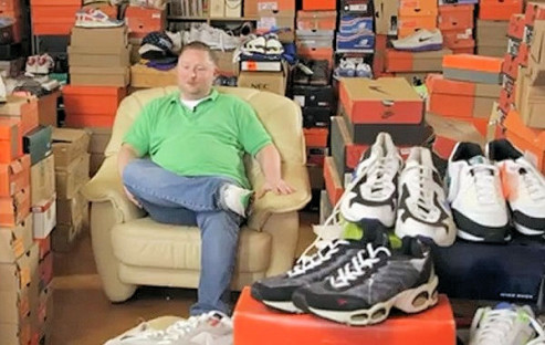 André sammelt Sneakers. Er hat davon so viele, dass die ganze Wohnung vor Turnschuhen überquillt. Für Ikea genau der richtige Kandidat, um zu zeigen, wie praktisch Billy & Co tatsächlich sind.
