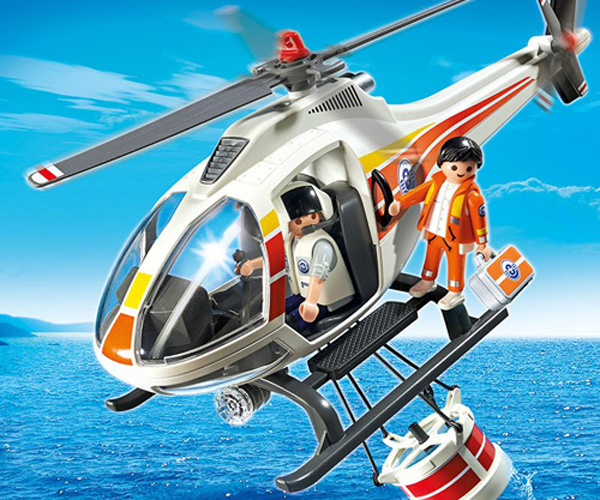 Playmobil Löschhubschrauber - Der Löschhubschrauber vereint die kindlichen Traumberufe Feuerwehrmann und Hubschrauberpilot. Die Löschtonne kann an der Unterseite des Helis befestigt und während des Fluges mit Wasser befüllt werden.
