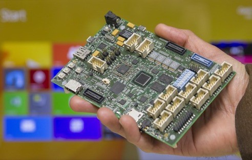 Mit dem neuen Entwicklerboard Sharks Cove präsentiert Microsoft einen leistungsfähigen Gegenspieler zum beliebten Bastel-Rechner Raspberry Pi.