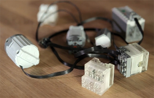 Das Kickstarter-Projekt SBrick hat einen smarten Legostein zur Steuerung komplexer Legofahrzeuge via Smartphone-App entwickelt. Befehle empfängt und sendet der smarte Stein über Bluetooth.