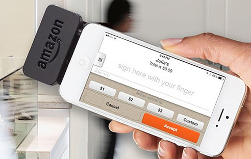 Kreditkartenzahlung kann kommen. Jetzt bringt Amazon das passende Kartenlesegerät für Smartphones auf den Markt. Gemeinsam mit einer App lässt sich dann Geld von Kreditkarten abbuchen.