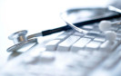 Die alte Krankenversichertenkarte verabschiedet sich: Ab dem 1. Januar 2015 gilt ausschließlich die elektronische Gesundheitskarte (eGK) als Versicherungsnachweis beim Arzt. 