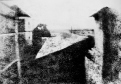 Joseph Nicéphore Niépce (7. März 1765 - 5. Juli 1833) war der Erfinder der weltweit ersten fotografischen Technik, der Heliografie. Seine im Frühherbst 1826 erstellte Aufnahme „View from the Window at Le Gras“ gilt als das weltweit erste dauerhafte Foto.