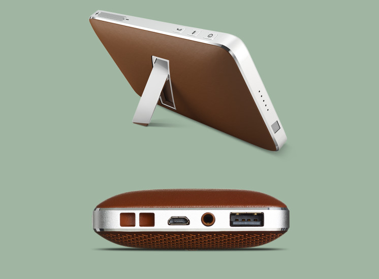 Portabler Speaker: Der Esquire Mini kommt mit einem Standfuß und lädt andere Geräte auch über USB auf.