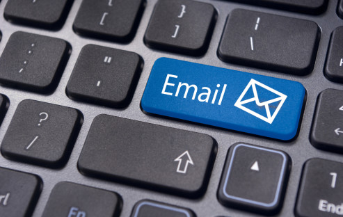 E-Mails sind aus dem Arbeitsleben nicht mehr wegzudenken. Bei der schnellen Kommunikation kann einem aber leicht auch eine flapsige Bemerkung herausrutschen - ein möglicher Grund für eine Abmahnung.