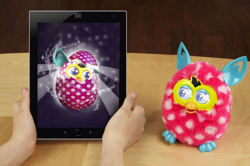 Furby Boom: Das intelligente Plüschtier reagiert auf seine Umwelt und zeigt seine Bedürfnisse per iOS- und Android-App.