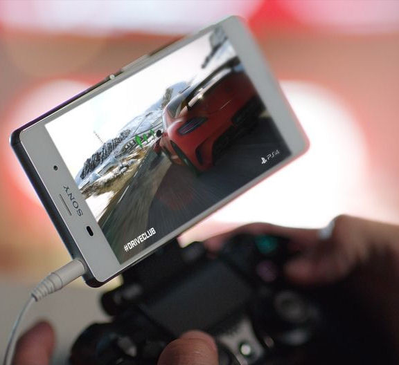Smartphone mit PS4-Gaming: Mit PS4 Remote Play greifen die Xperia-Z3-Geräte per WLAN auch auf die PS4-Spielkonsole zu.