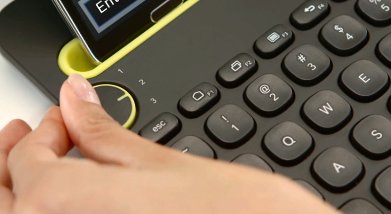 Schneller Wechsel: Per Drehrad wechselt die Die K480-Tastatur von Logitech zwischen den verbundenen Geräten schnell hin und her.