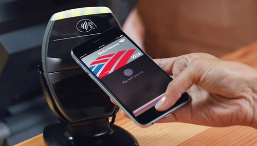Apple Pay: In Kombination mit dem bereits bekannten Fingerabdruck-Scanner sollen iPhone-6-Nutzuer sicher bargeldlos bezahlen können.