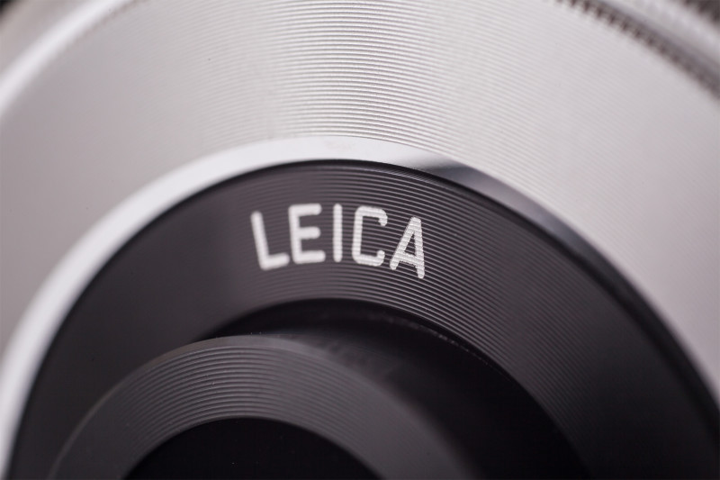 Lumix Smart Camera CM1: Im Gegensatz zu Samsung setzt Panasonic mit dem Leica DC Elmarit auf eine Optik mit Festbrennweite. Das 28mm-Objektiv hat eine Lichtstärke von f/2,8.