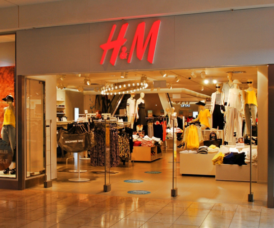 Platz 10: belegt das schwedische Textilhandelsunternehmen H&M: 303,7 Millionen Euro hat der Konzern 2013 mit seinem Online-Shop in Deutschland umgesetzt. Damit schafft H&M zum ersten Mal den Sprung in die Top Ten.