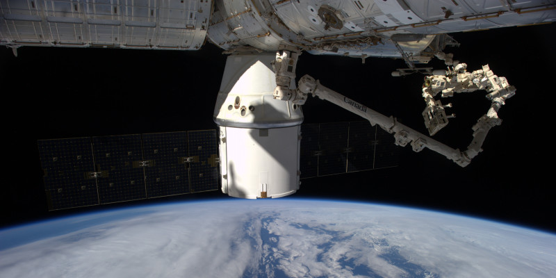 Internationale Raumstation ISS: Die Aufnahme stammt von Alexander Gerst und zeigt die Dragon Raumkapsel sowie den Roboterarm der ISS.