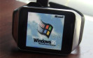 Nostalgie am Handgelenk: Der 16-jährige Programmierer Corbin Davenport hat Microsofts Windows 95 auf einer Samsung Smartwatch zum Laufen gebracht.