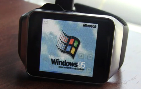 Nostalgie am Handgelenk: Der 16-jährige Programmierer Corbin Davenport hat Microsofts Windows 95 auf einer Samsung Smartwatch zum Laufen gebracht.