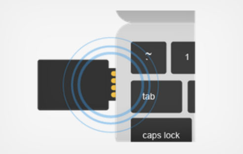 Anmeldung per USB-Stick: Während der Zwei-Faktor-Authentifizierung geben Nutzer ihr Passwort ein und stecken danach den USB-Sicherheitsschlüssel in den Computer.