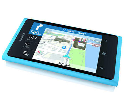 Lumia 800: Aufgrund massiver Probleme auf dem Smartphone-Markt schließt sich Nokia im Jahr 2011 mit Microsoft zusammen - und setzt fortan Windows Phone als Betriebssystem. Als erstes Gerät ging das Lumia 800 an den Start.