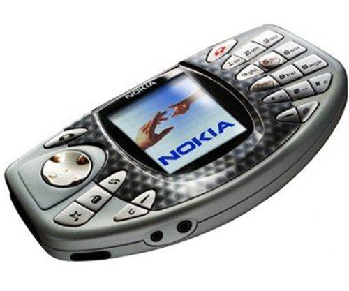 Nokia N-Gage: Eine mobile Spielekonsole mit Handy-Funktion? Mit diesem Konzept sorgte Nokia im Jahr 2003 für Furore. Trotz der innovativen Ansätze blieb der Erfolg aus - das Projekt wurde eingestellt.