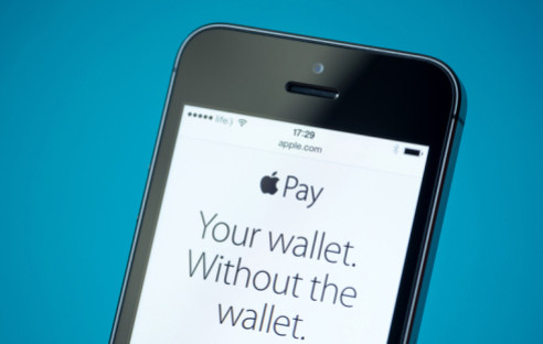 In den ersten 72 Stunden nach Einführung von Apple Pay haben die Kunden bereits eine Million Kreditkarten für das mobile Bezahlsystem freigeschaltet. Auch Alibaba will dabei sein.
