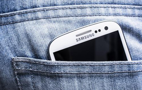 Samsung steht unter Druck: Weil chinesische Hersteller den Koreanern auf die Pelle rücken, musste der Elektronikkonzern im dritten Quartal einen deutlichen Gewinn- und Umsatzeinbruch hinnehmen.