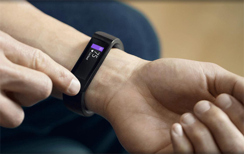 Das erstes Wearable aus Redmond ist ein Activity-Tracker mit Smartwatch-Funktionen. Praktisch: Das Microsoft Band ist sowohl zu Android, iOS, als auch Windows Phone kompatibel. 